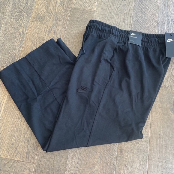 Nike Women’s Wide Leg Cropped Bottoms - Picture 1 of 4